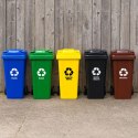 Zestaw 3 koszy na śmieci pojemniki 3x120L niebieski zielony żółty makulatura szkło plastik gumowe koła MULTISTORE